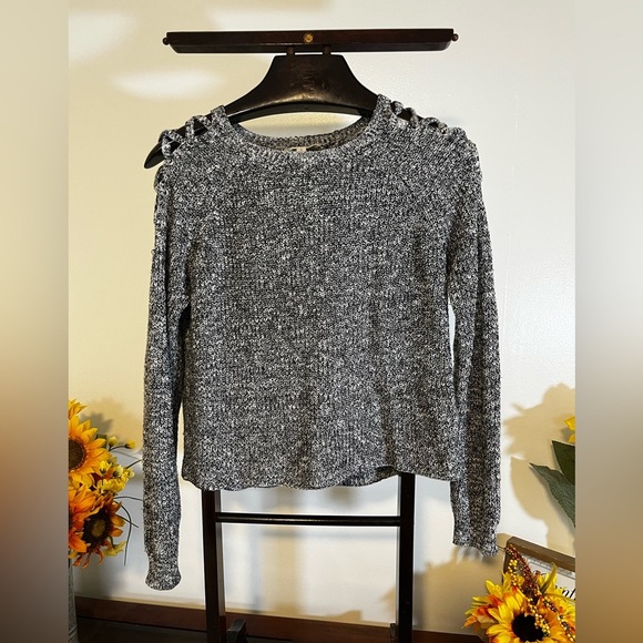 ๐ค Cloud Chaser Black & White Marled Knit Sweater ๐ฉโ๐งตโจ - Picture 2 of 4
